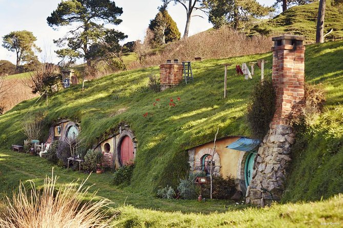 Hobbiton Movie Set tour & Glowworm Cave day tour - Leaving Auckland at 6:30 am