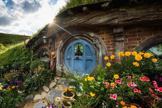 Hobbiton & Rotorua including Wai-O-Tapu - Small Group Tour from Auckland - Waikato farmland and the road south