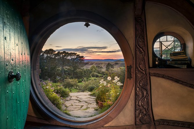 Hobbiton & Waitomo Caves Guided Tour from Auckland with Lunch - Waitomo Glowworm Caves and the quiet boat ride