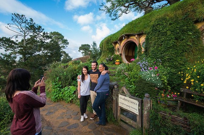 Hobbiton & Waitomo Caves Small Group Tour from Auckland inc Lunch - Lake Karapiro and the Waikato route