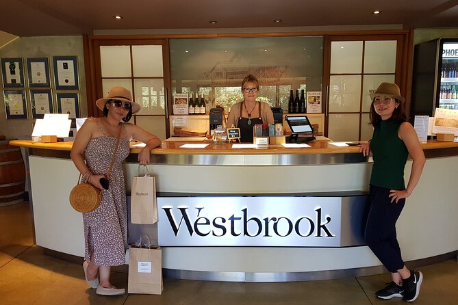 Kumeu Wine Region Shuttle from Auckland - Seven tastings, with a guide to connect the dots