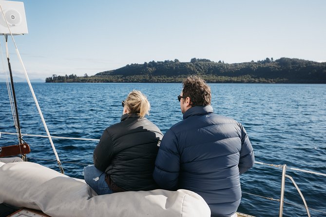 Lake Taupō Private Day Tour from Auckland to Māori Rock Carvings - Huka Honey Hive: a sweet stop with tastings