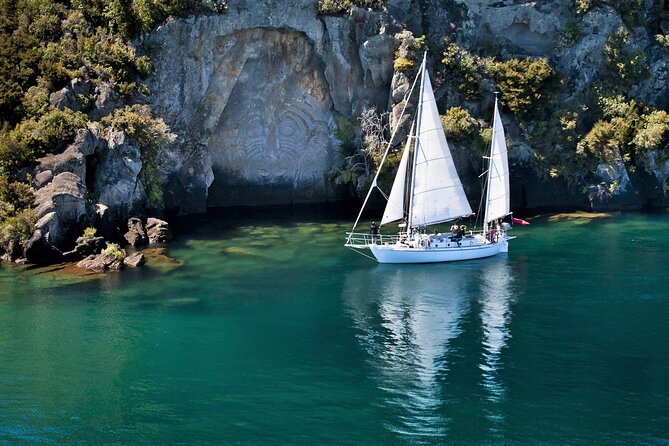 Lake Taupō Private Day Tour from Auckland to Māori Rock Carvings - Huka Falls and the force of moving water