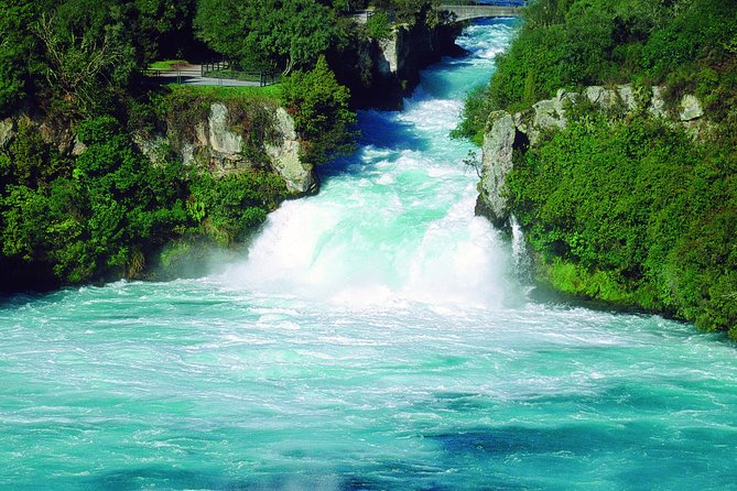 Lake Taupō Private Day Tour from Auckland to Māori Rock Carvings - Crossing the Bombay Hills and Waikato