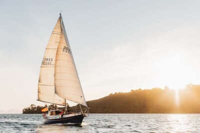 Lake Taupo: Sailboat Trip to the Maori Rock Carvings