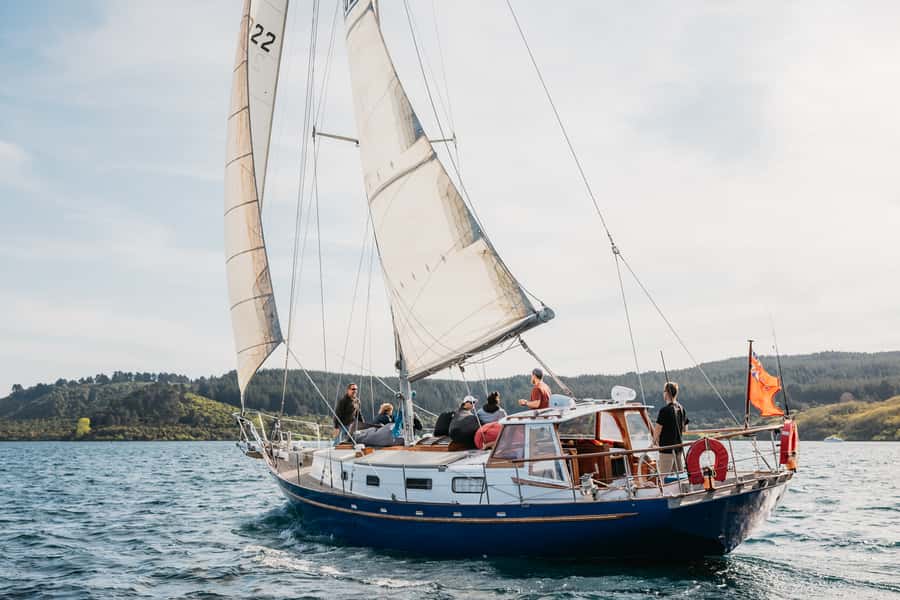Lake Taupo: Sailboat Trip to the Maori Rock Carvings - Hot drinks, blankets, and the ride home
