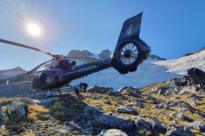 Milford and Fiordland Highlights Tour by Helicopter from Queenstown - The remote West Coast beach landing