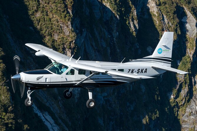 Milford Sound Flight and Cruise ex Queenstown (incl Lunch) - The 1-hour-45-minute cruise beneath the cliffs
