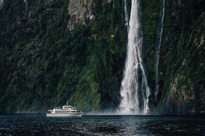 Milford Sound Helicopter and Cruise Tour from Queenstown - Arriving at Milford Sound by air