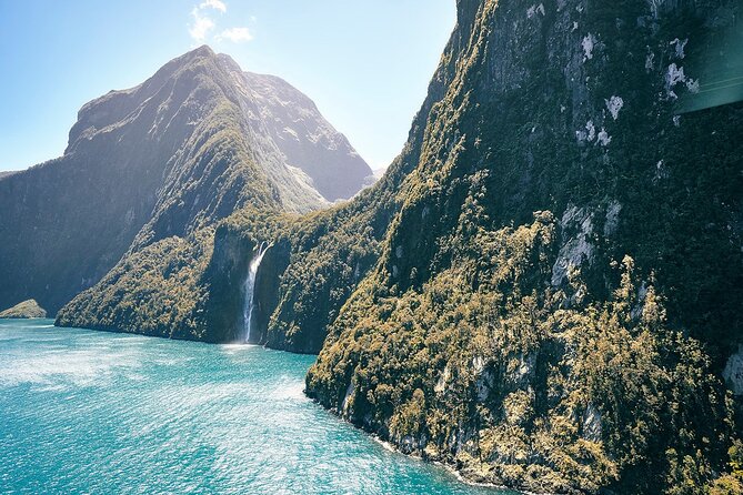 Milford Sound Luxury Lunch Cruise onboard The Fiordland Jewel - Lunch aboard the Fiordland Jewel