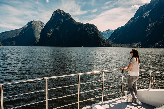 Milford Sound Luxury Lunch Cruise onboard The Fiordland Jewel - A simple midday schedule from check-in to return