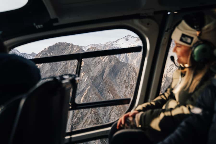 Mount Cook: Helicopter Flight with Alpine Landing - The first view: the Southern Alps from the air