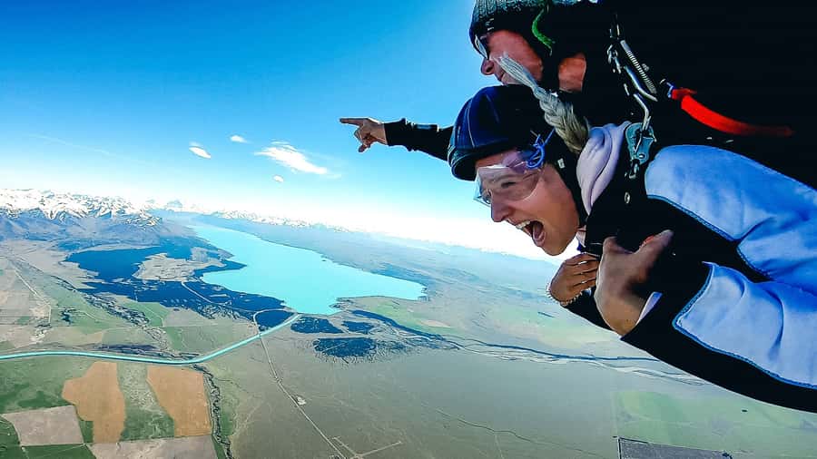 Mount Cook: Tandem Skydive Experience - Five minutes beneath the parachute