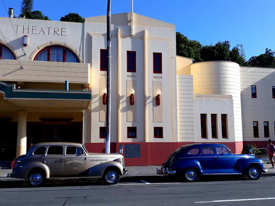 Napier: Art-Deco + Te Mata Peak+ Garden Walk + Wine Tasting - Who will get the most from this outing?