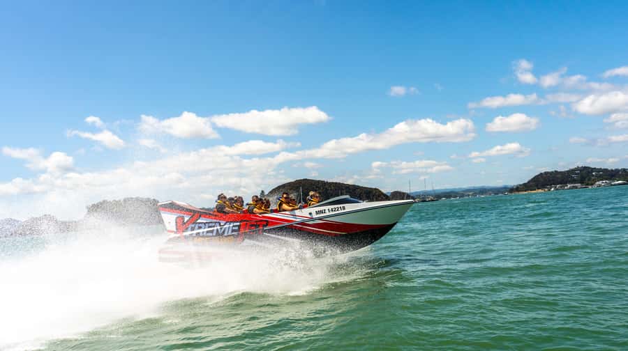 Paihia: Bay of Islands 30-minute Adventure Jet Boat Trip - Bay of Islands views between the spins