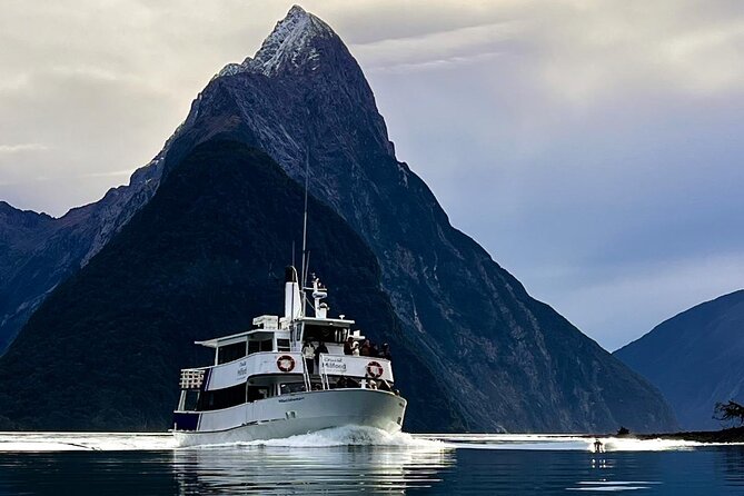 Premium Milford Sound Tour Including Cruise, Flight & Lunch - Queenstown to Lake Te Anau: the day begins with big views