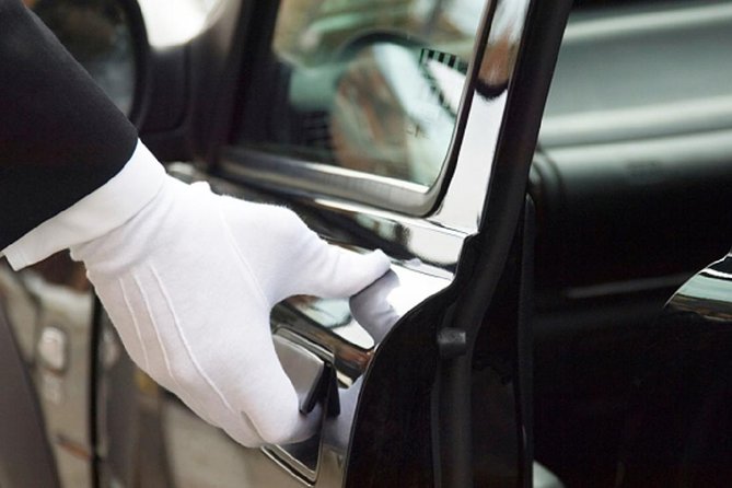 Private Auckland Airport Transfer to, from Auckland Hotels SUV - Bottled water, Wi-Fi, and small comforts