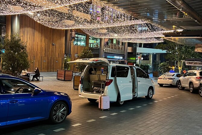Private Auckland Airport Transfer: to/from City Hotels in Minivan - Door-to-door service without the taxi queue