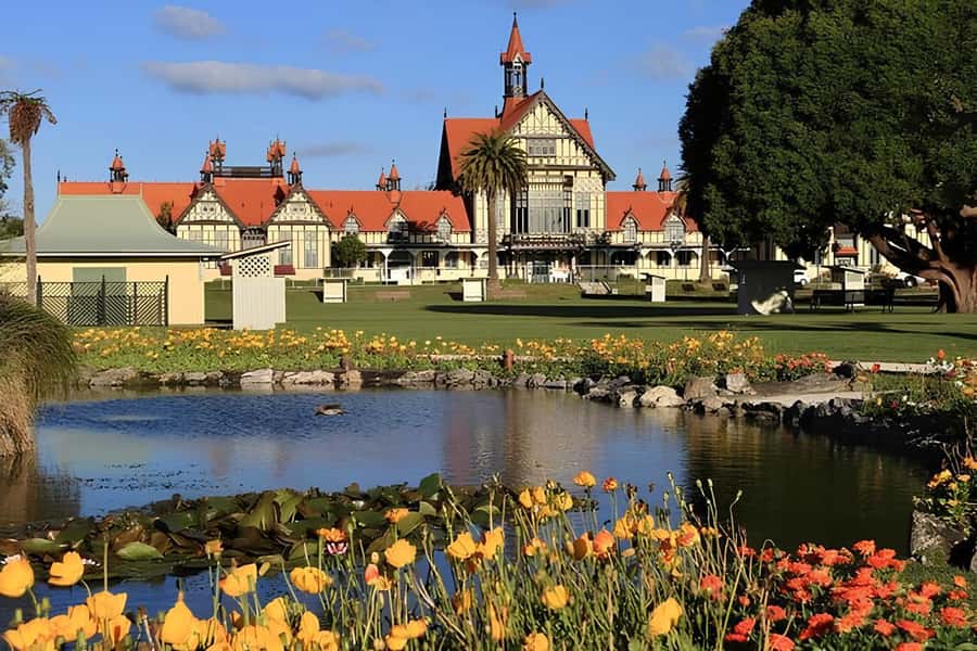 Private Hobbiton & BlueSprings & Redwood forest fromAuckland - The return to Auckland