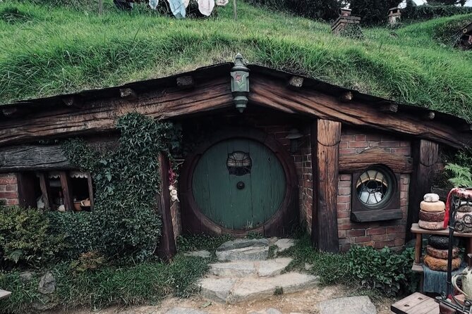 Private Hobbiton Movie Set and Rotorua Day Trip from Auckland - Wai-O-Tapu and the colors of Rotorua
