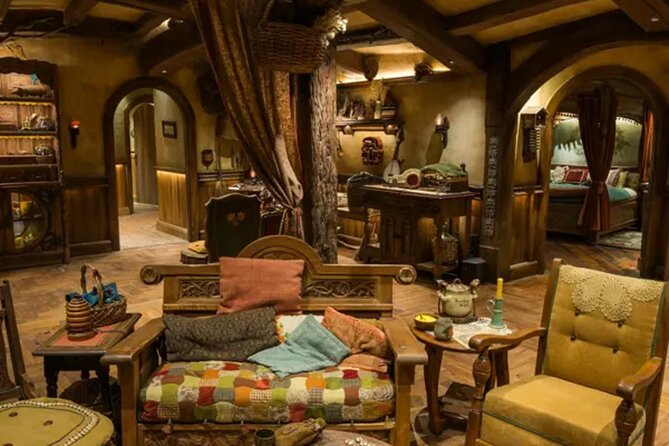 Private Hobbiton, Waitomo Caves, Blue Spring & Hamilton Transfer - Who should book this day trip?