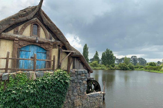 Private Luxury Tour to Hobbiton Movie Set & Waitimo Glowworm Cave - The 6:30 am start from Auckland