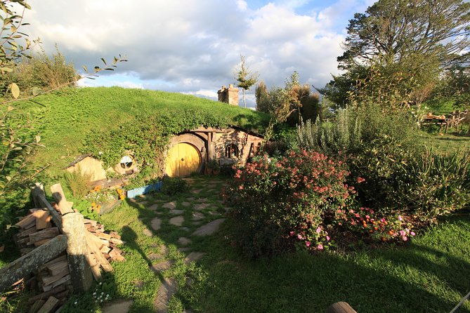 Private The Hobbiton Tour - Auckland Tour House - Walking into the Shire at Hobbiton Movie Set