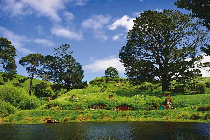 Private tour - Hobbiton Movie Set Evening Banquet Return from Auckland - Who will enjoy this evening most?