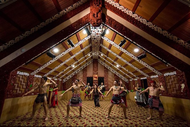 Private Tour - Hobbiton Movie Set & Te Puia (Rotorua) - Key points at a glance