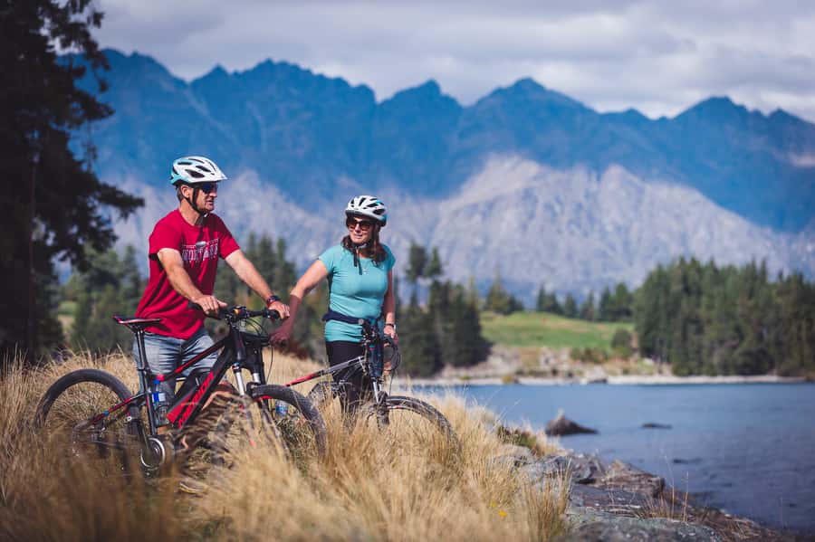 Queenstown: Arrowtown To Queenstown Biking Adventure - A coffee stop in Arrowtown