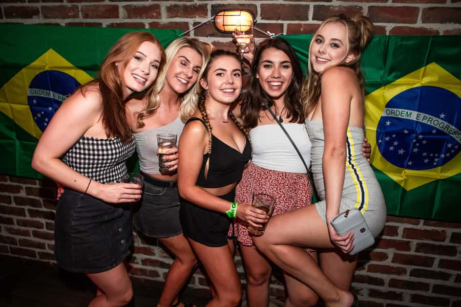 Queenstown: Bar Crawl with 5 Free Shots and Pizza - Key points to know before booking