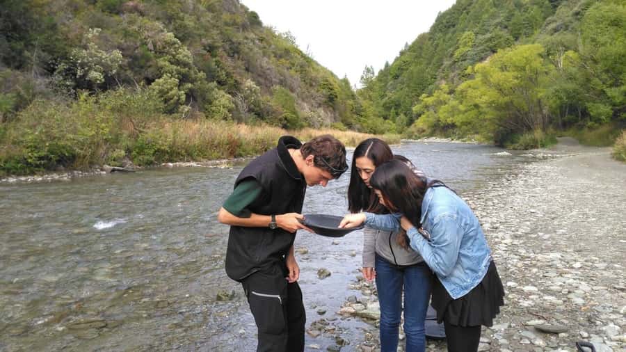 Queenstown: Full-Day 4WD Lord of Rings Tour with Lunch - Arrowtown and Gibbston bring a different New Zealand story