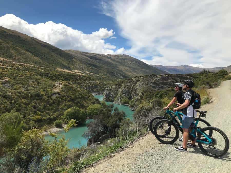 Queenstown: Guided E-Bike Tour with Winery Visits & Tastings - Reaching the vineyards of Gibbston