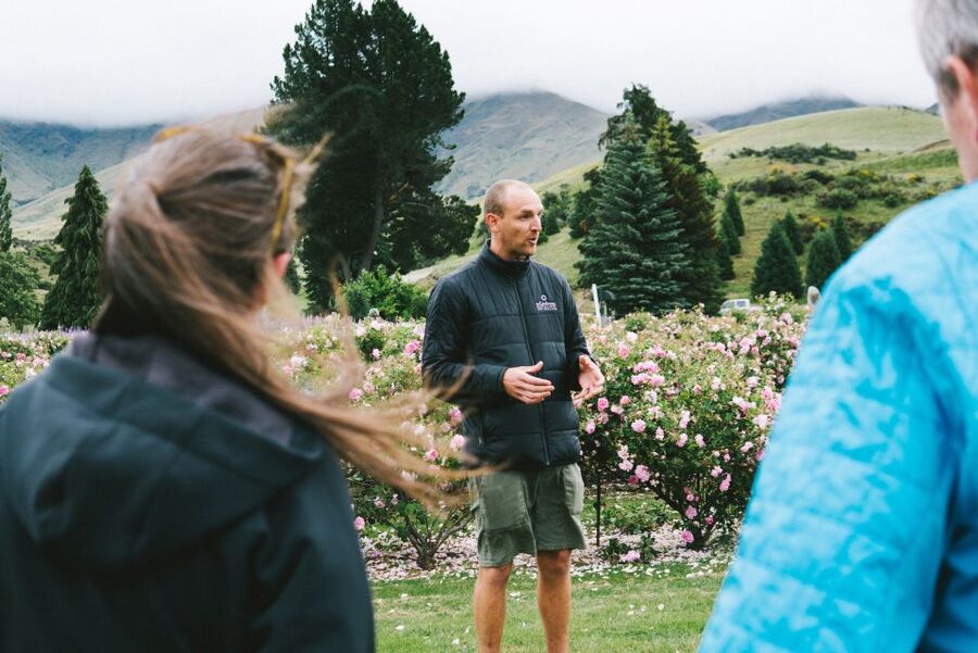 Queenstown: Helicopter Flight and Gin Tasting Tour - From the mountain to Cardrona Valley