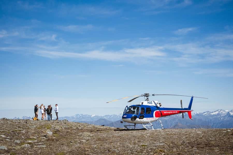 Queenstown: Helicopter & Wine Tasting Tour - Kinross Cottages for tastings and lunch