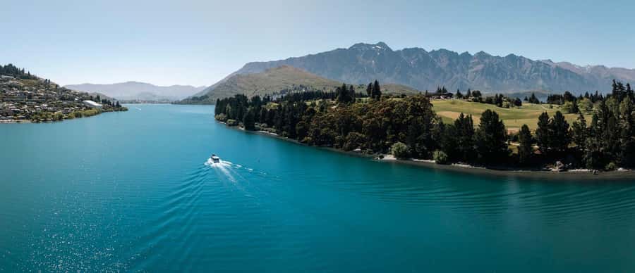 Queenstown: Lake Wakatipu Scenic Cruise - A gentle route past bays, homes, and wildlife