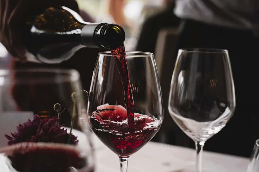 Queenstown: Premium Full-Day Central Otago Wine Tasting Tour - Kinross Winery sets the pace