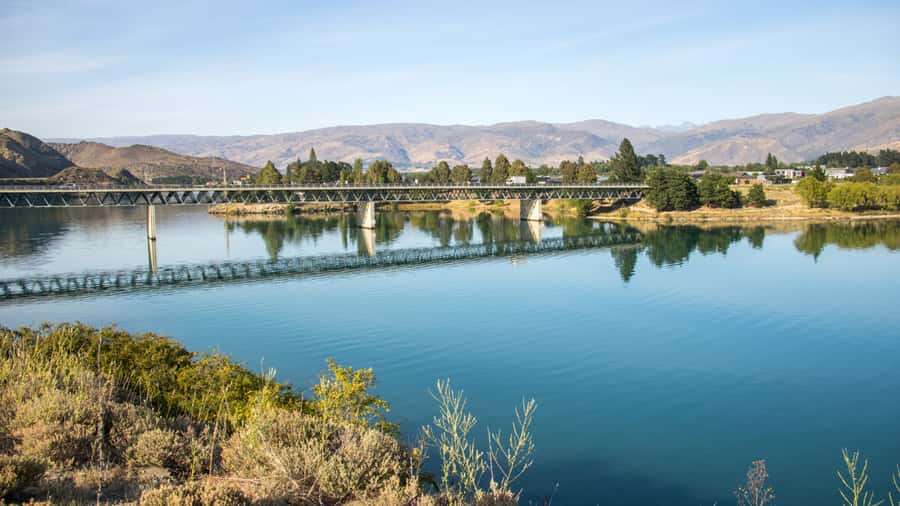Queenstown: Private Day Trip to Wanaka, Arrowtown & More - Wanaka and the lakeside pause