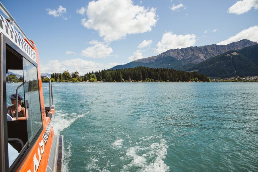 Queenstown: Scenic Highlights, Tour with Wine & Lake Cruise - The return route through Lake Hayes