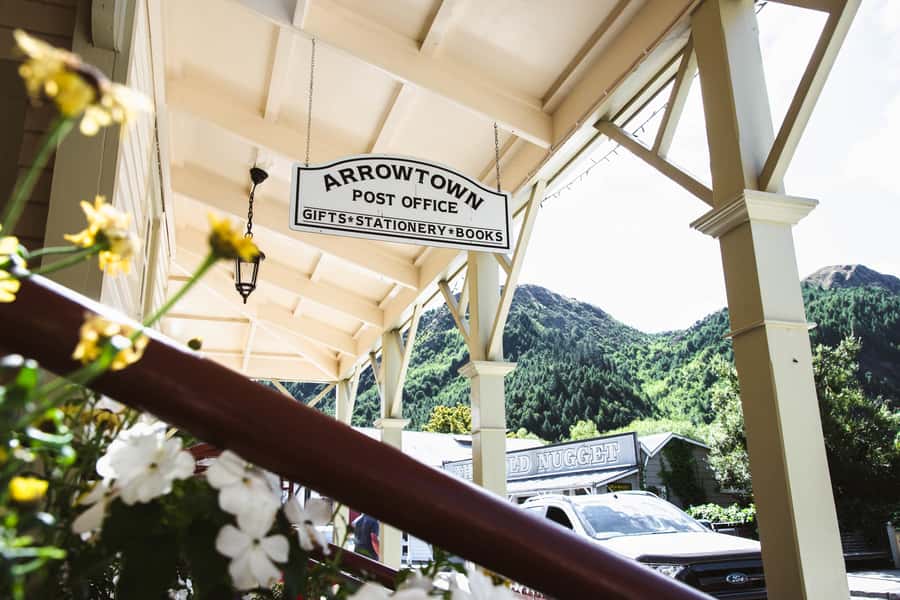 Queenstown: Scenic Highlights, Tour with Wine & Lake Cruise - Returning by boat on Lake Whakatipu