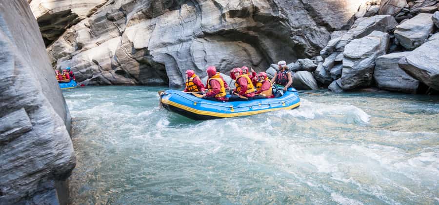 Queenstown: Shotover River Whitewater Rafting Trip - Six rapids and a real team effort