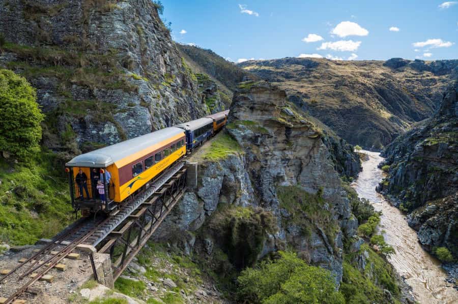 Queenstown to Dunedin Incl Taieri Gorge Train (One-Way) - Lake Dunstan and the gold rush town of Cromwell