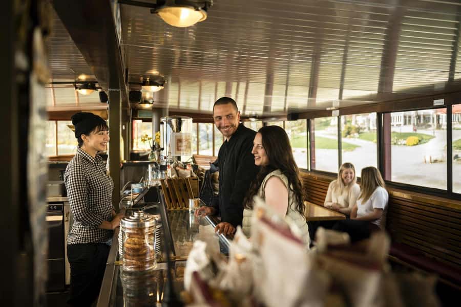 Queenstown: TSS Earnslaw Cruise of Lake Whakatipu - Coffee, drinks, music, and the onboard atmosphere