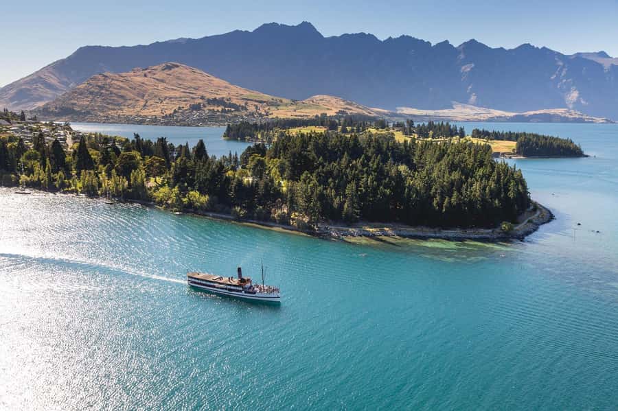 Queenstown: TSS Earnslaw Cruise of Lake Whakatipu - Boarding in Queenstown and finding your place