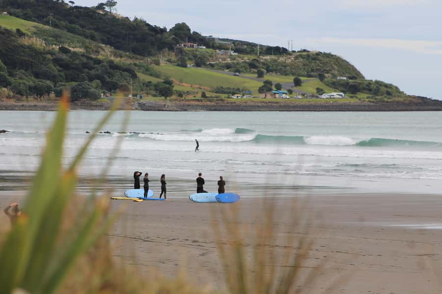 Raglan: Group Surf Lesson - What the Instructors Add to the Session
