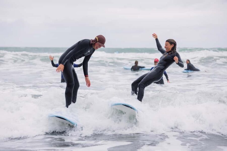 Raglan: Private Surf lesson 2:1 - Meeting the coach at Ngarunui Beach