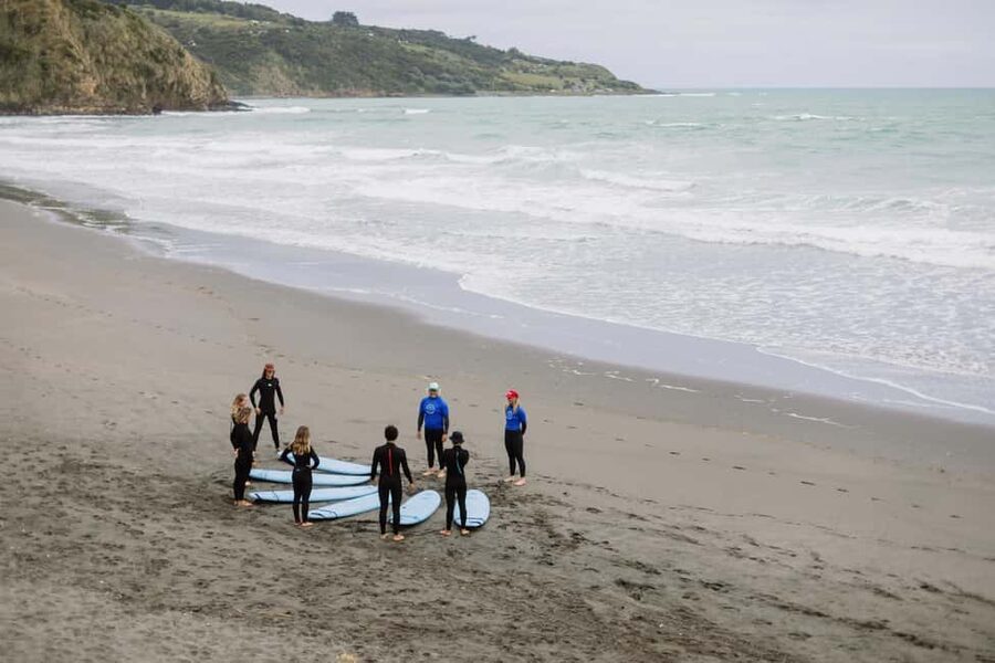 Raglan: Private Surf lesson 2:1 - Getting fitted with the wetsuit and board