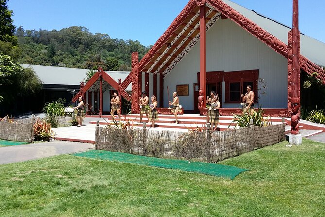 Rotorua Discovery Te Puia Tour - Rotorua city and the Government Gardens