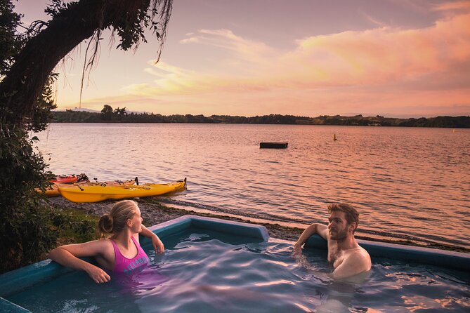 Rotorua: Evening Starlight Gourmet Kayak Tour Glowworms - Paddling Lake Rotoiti as daylight fades