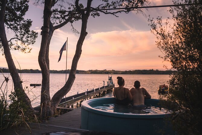 Rotorua: Evening Starlight Gourmet Kayak Tour Glowworms - What the $217.20 price includes